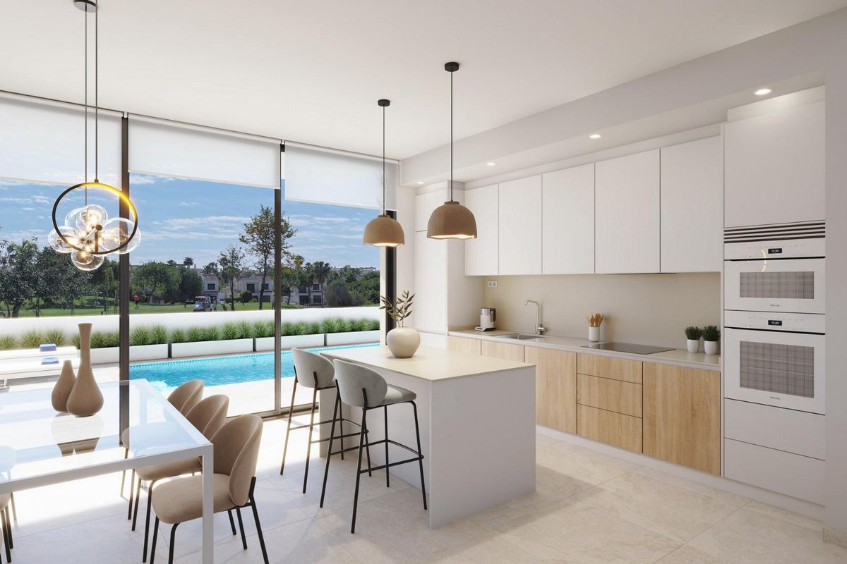 Stijlvolle keuken in de villa in San Javier, uitgerust met moderne apparaten en een eetruimte.