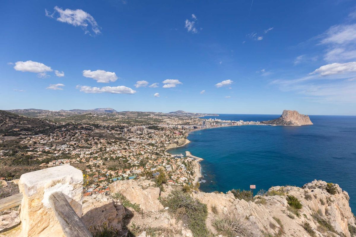 Panoramisch zicht op Calpe van bovenaf, met de kustlijn en het stedelijke gebied in Costa Blanca Noord.