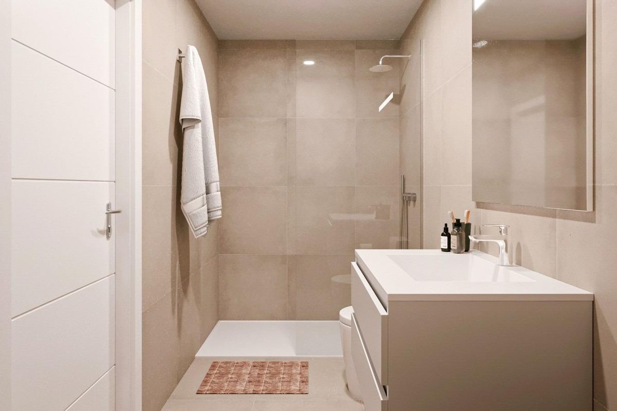 Strak badkamerontwerp in een bungalow in Fuente Álamo, uitgerust met moderne armaturen en een schoon esthetiek.