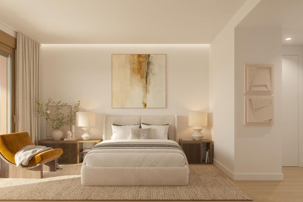 Stijlvolle slaapkamer in een appartement in Torremolinos, met natuurlijk licht, een queensize bed en zachte decor.