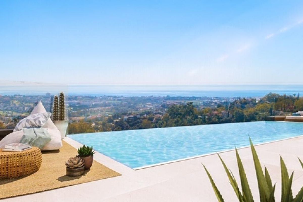 Prachtig infinity pool met zithoek, met uitzicht op de heuvels en de zee in Benahavís.