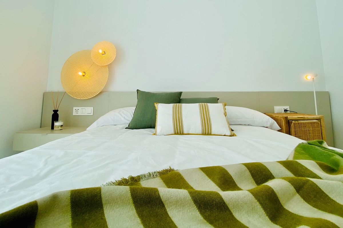 Stijlvolle slaapkamer met decoratieve wandschermen en een groene plaid in een 3-slaapkamer bungalow, Pilar de La Horadada.