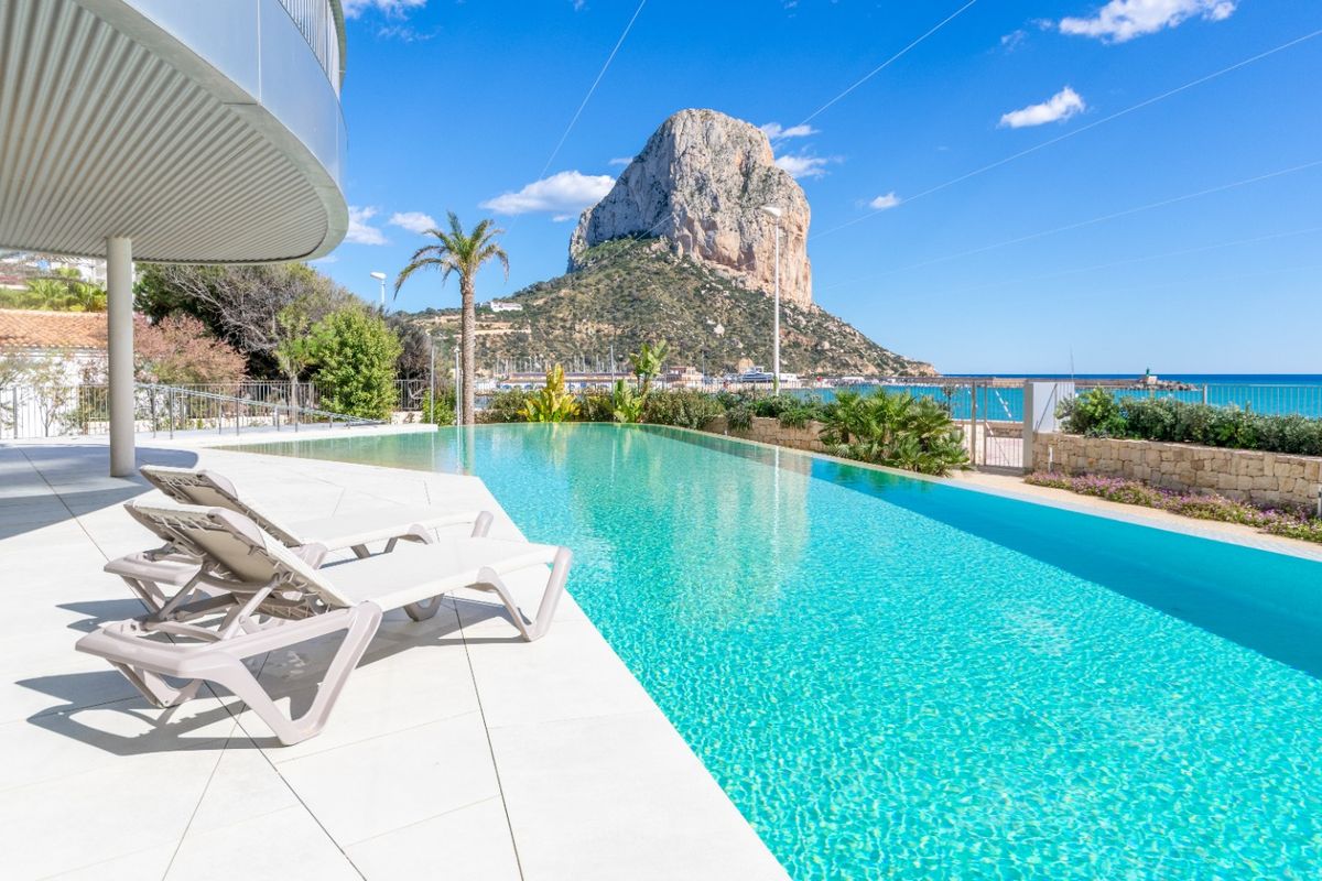 Ruim terras met een panoramisch uitzicht op de kust in Calpe, naast het prachtige infinity pool.