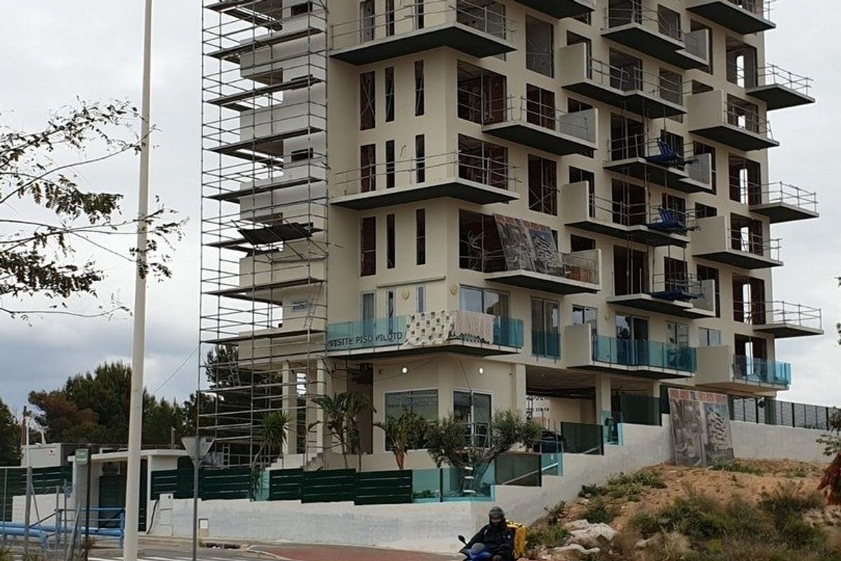 Een andere hoek van het appartementencomplex dat moderne architectuur toont in Finestrat, Costa Blanca, Spanje.