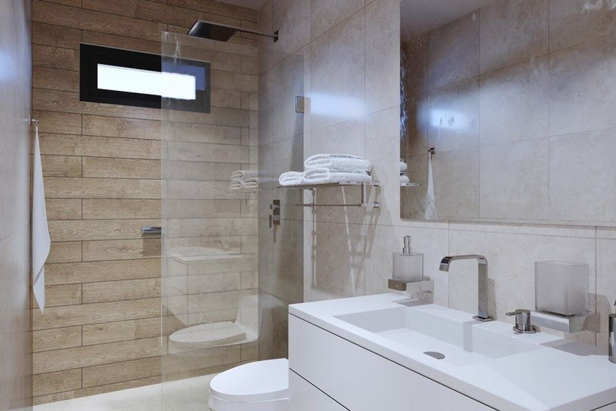 Hedendaags badkamer in de townhouse in San Javier met luxe afwerkingen en een moderne douche.