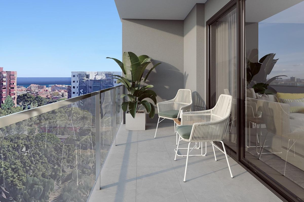 Balkon met moderne stoelen en een mooi uitzicht in een ruim penthouse gelegen in Alicante.
