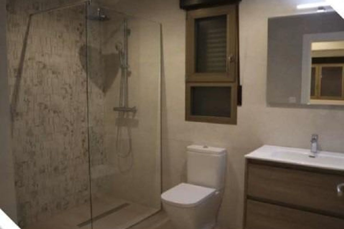 Stijlvolle badkamer van een 3-slaapkamer villa in Aspe, Costa Blanca Zuid, met glazen douche en moderne accessoires.