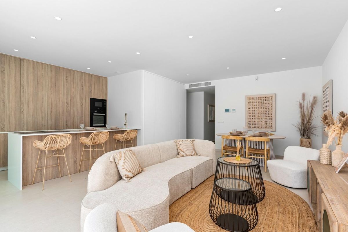 Ruime woonkamer die comfort en stijl combineert in een 3-slaapkamer townhouse met een uitnodigende sfeer in Los Alcazares.