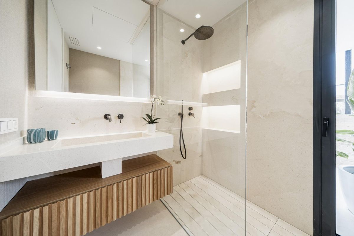 Moderne badkamer met een ruime douche en strakke afwerkingen in een appartement in Marbella.