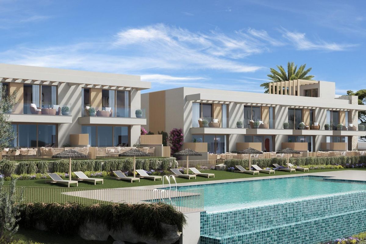 Elegant townhouse complex met een zwembad en prachtige tuinen in het zonnige Manilva, Costa del Sol.