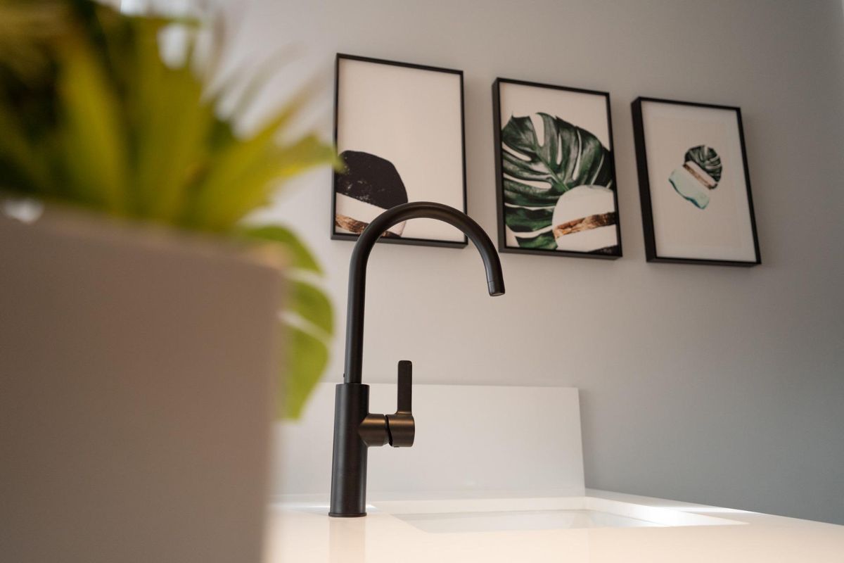 Decoratieve plant en kunstwerk aan de keukenwand, die karakter toevoegen aan een 3-slaapkamer bungalow in Pilar de La Horadada, Spanje.