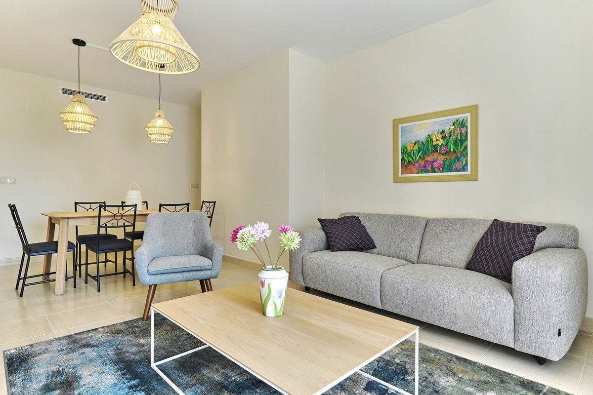 Moderne woonkamer in een 2-slaapkamer appartement in San Miguel de Salinas, met een gezellige bank en eetruimte.