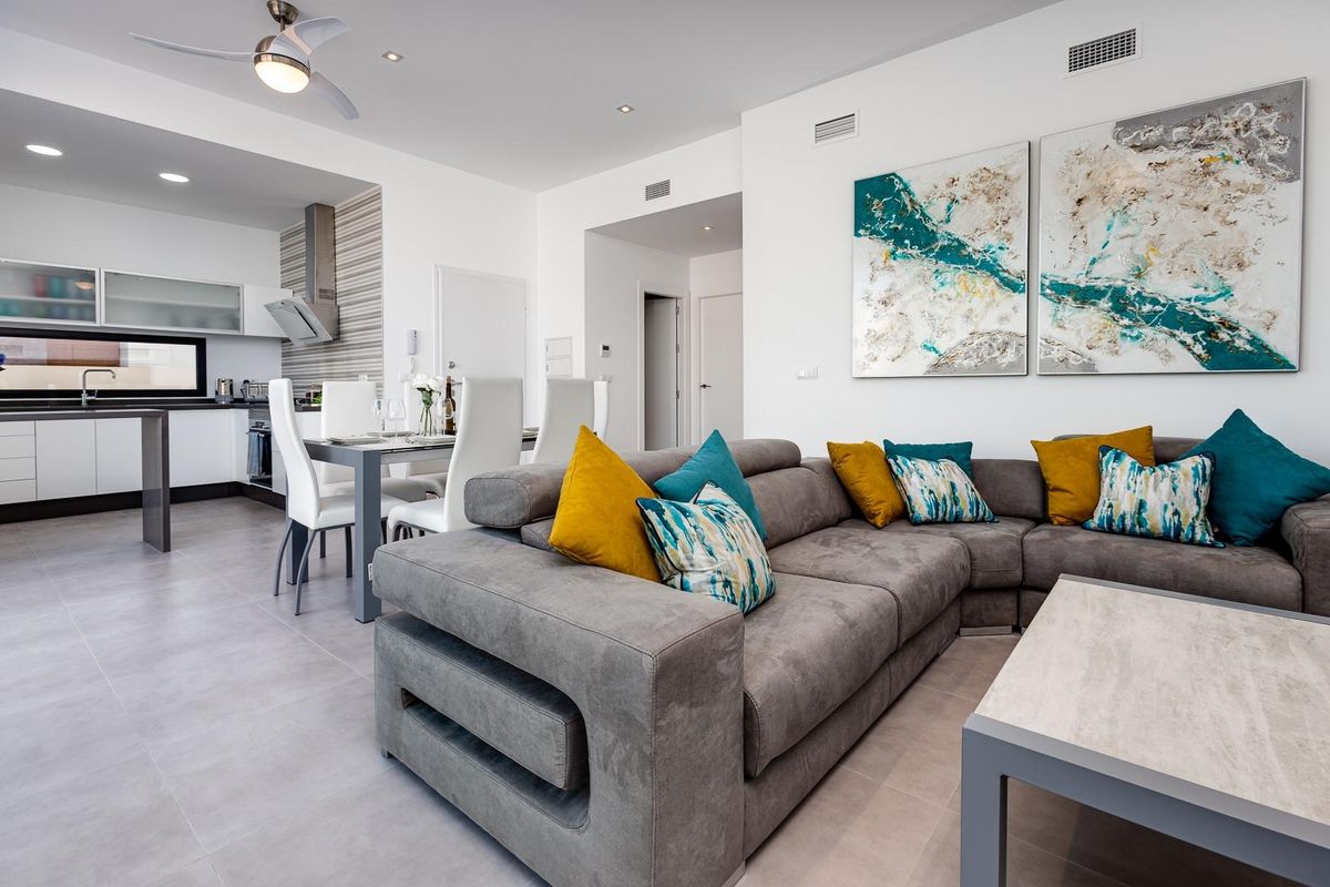 Ruime woonkamer in een 3-slaapkamer villa in Pilar de La Horadada met stijlvolle kunst en meubels.