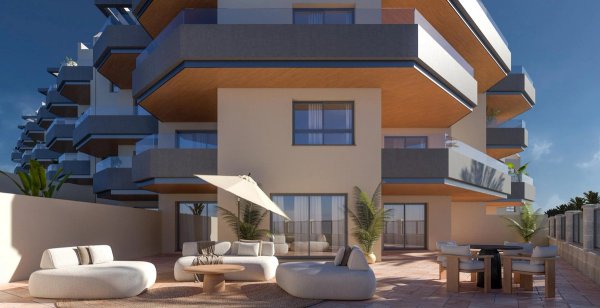 Terras van een gelijkvloers appartement met zithoek, gelegen in Torrox, Costa del Sol, Spanje.