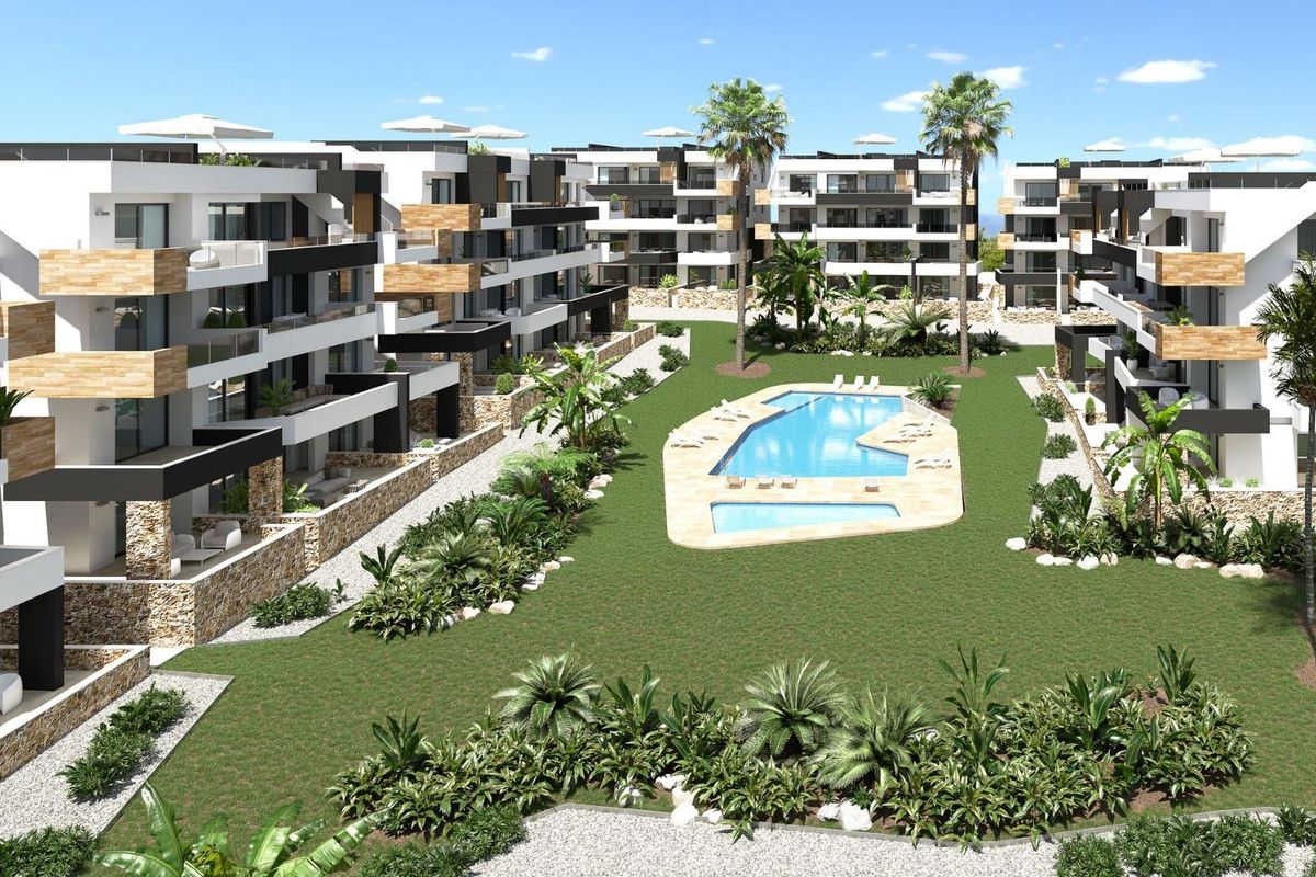 Buitenzicht op een modern appartementencomplex met een zwembad en een aangelegde tuin in Orihuela Costa, Spanje.