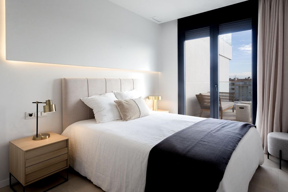 Stijlvolle slaapkamer in een 2-slaapkamer appartement, met moderne decoratie en grote ramen voor natuurlijk licht.