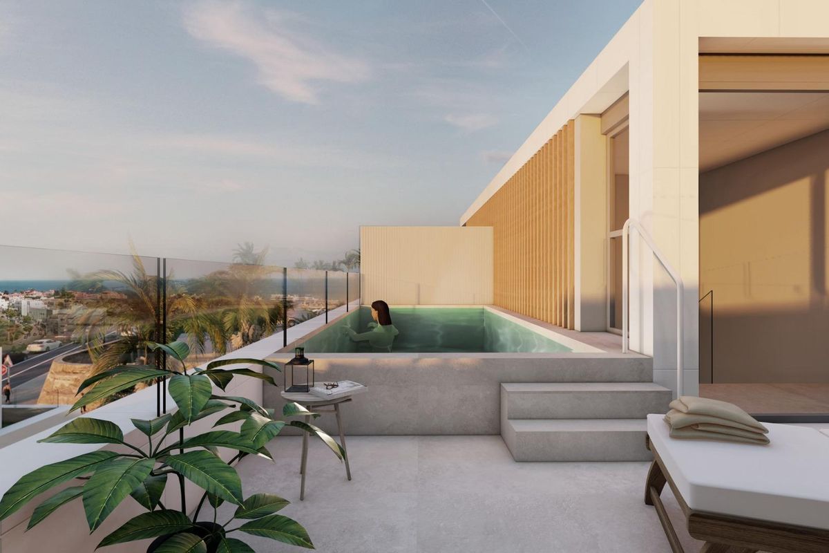 Ontspannend terras met zwembad bij een 4-slaapkamer townhouse in Estepona, met panoramisch uitzicht en modern design.