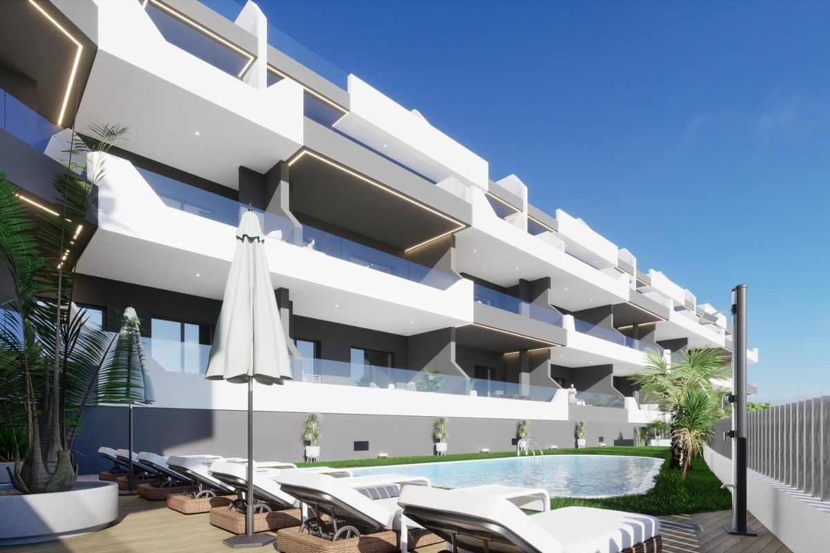 Buitenzicht op een modern 2-slaapkamer penthouse met zwembad in Benijofar, Costa Blanca Zuid.