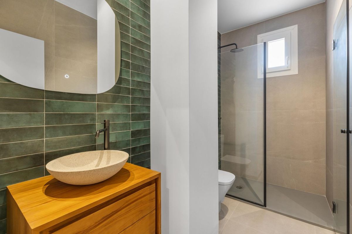 Moderne badkamer met een strak design en een ruime douche in een gelijkvloers appartement, Torrevieja.