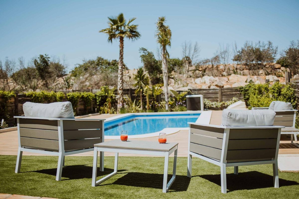 Charmante zithoek bij het zwembad in Cuevas Del Almanzora, perfect om te ontspannen.