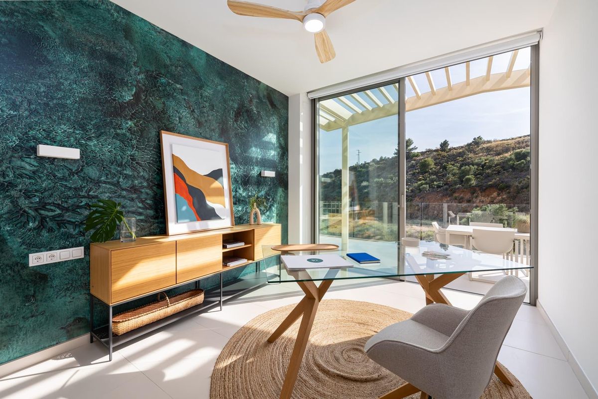 Moderne thuiskantoor met schilderachtig uitzicht en stijlvolle inrichting in het appartement van Fuengirola.