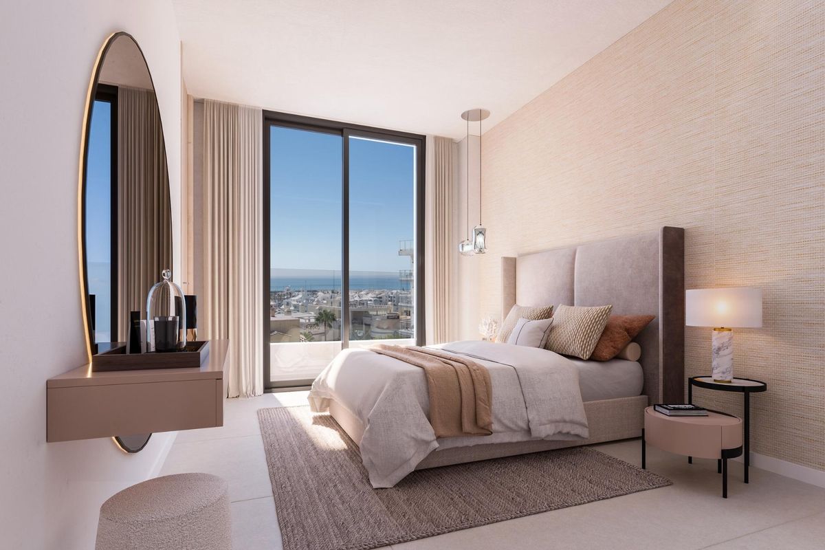 Elegant slaapkamer met uitzicht op de oceaan, ontworpen voor comfort in het 2-slaapkamer penthouse in Benalmádena.