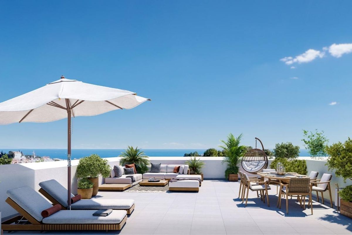 Ruim dakterras met comfortabele zitplaatsen en uitzicht op zee in Fuengirola, Costa del Sol.