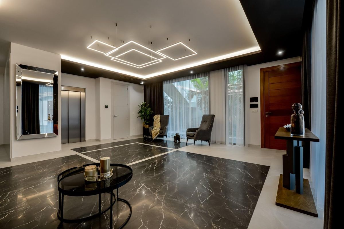 Heldere woonkamer met stijlvolle ontwerpelementen in een 8-slaapkamer villa in Finestrat, Costa Blanca.