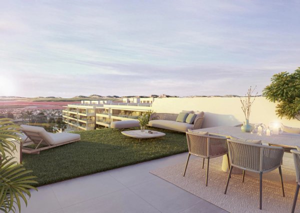 Ruim penthouse terras in Torrevieja, met een prachtig uitzicht en moderne zithoeken voor ontspanning.