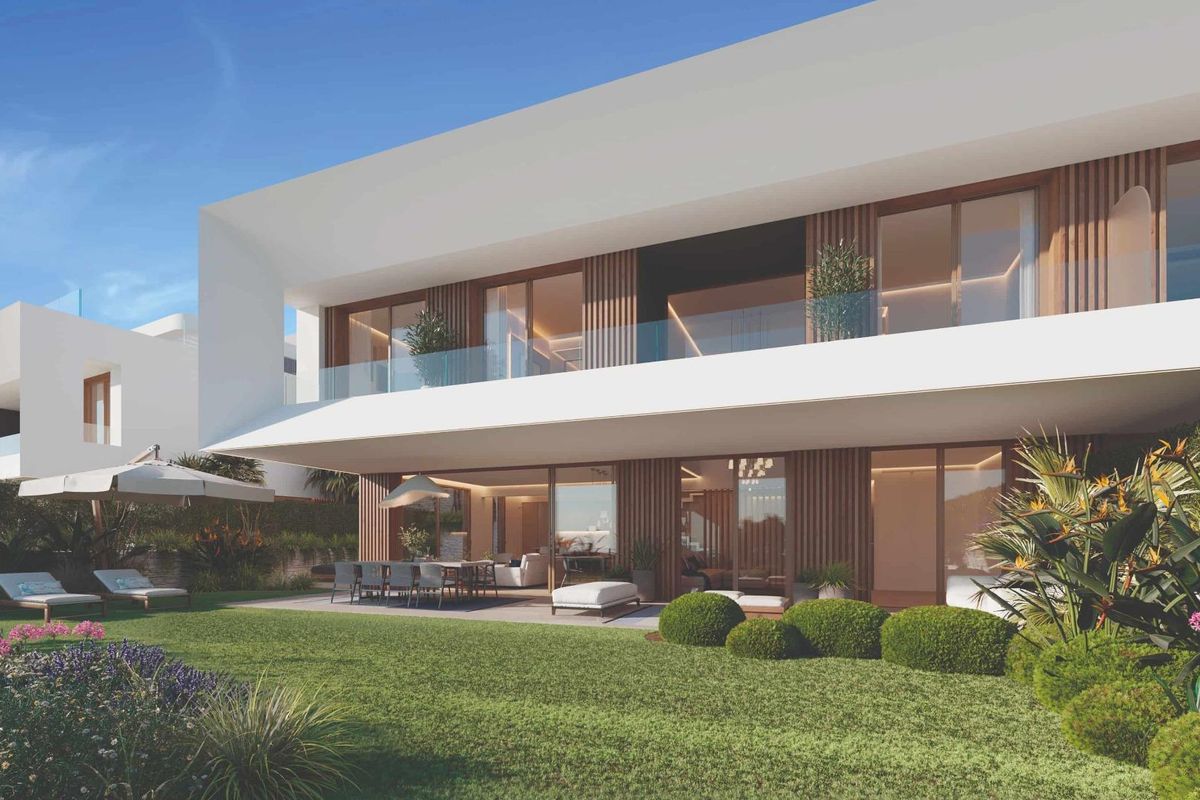 Vakkundige townhouse-tuin met moderne landschapsarchitectuur in Estepona, Costa del Sol.