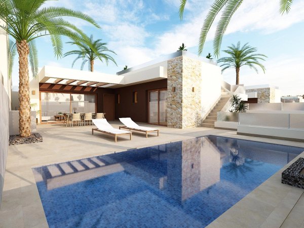 Buitenkant van een modern villa met een zwembad en palmbomen in Ciudad Quesada, Costa Blanca Zuid.