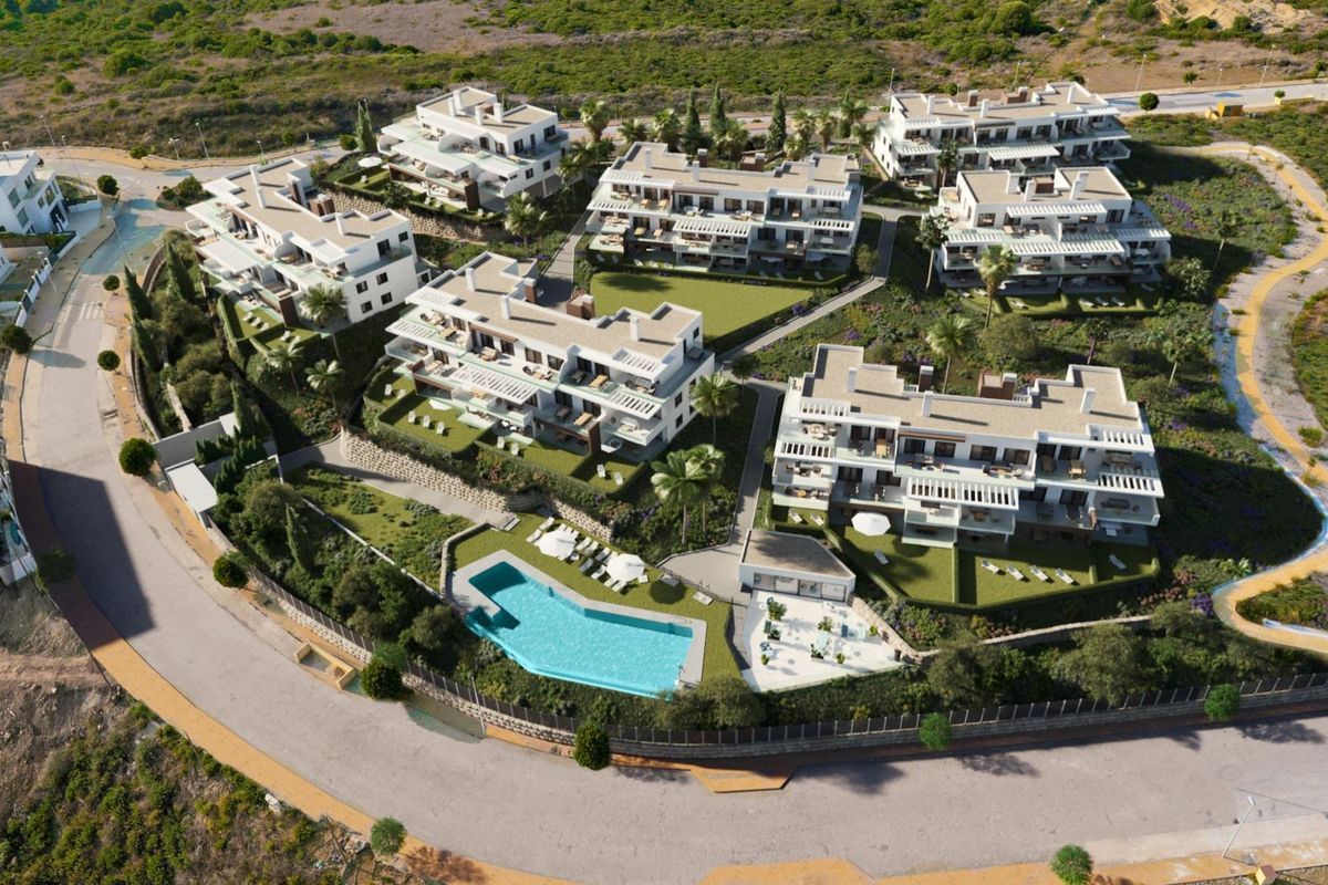 Luchtfoto van een luxe penthousegemeenschap in Casares, met aangelegde terreinen en een zwembad.
