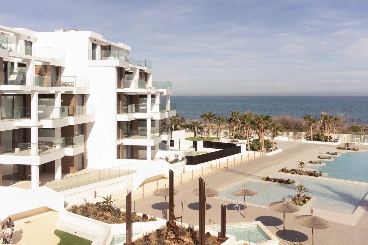 Modern appartementengebouw met terrassen met uitzicht op de zee, met zwembad in Denia.