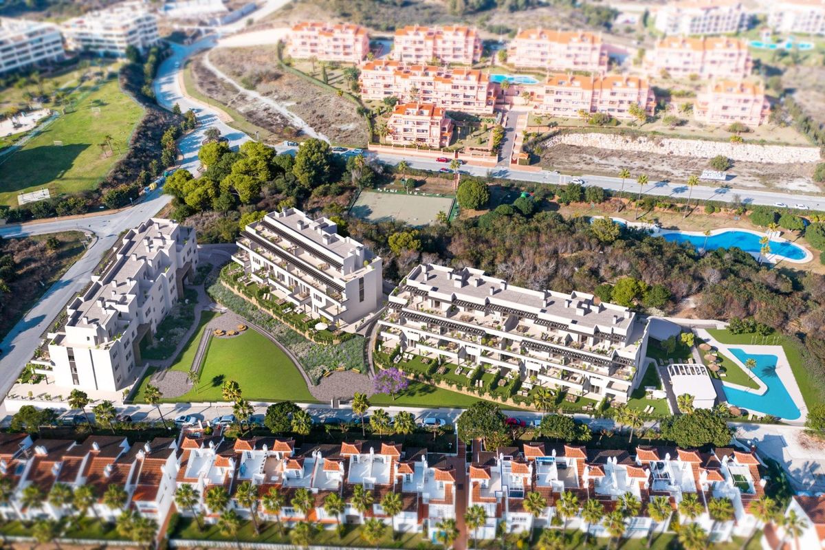 Luchtfoto die de indeling van de appartementen en groene ruimtes in Mijas, Costa del Sol, toont, met nabijgelegen voorzieningen.