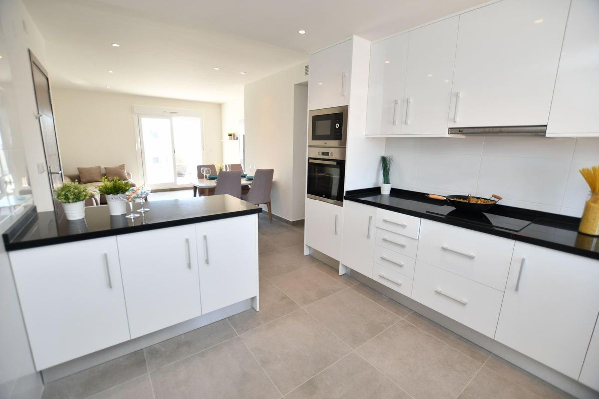 Heldere keukenruimte met eilandindeling in een 2-slaapkamer bungalow gelegen in San Miguel de Salinas, Costa Blanca.