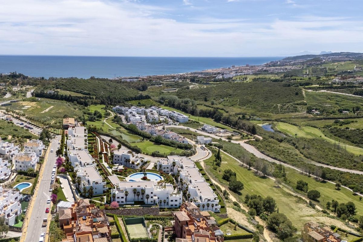 Luchtfoto van een woongebied met zwembaden en groene espacios in Casares, Costa del Sol.