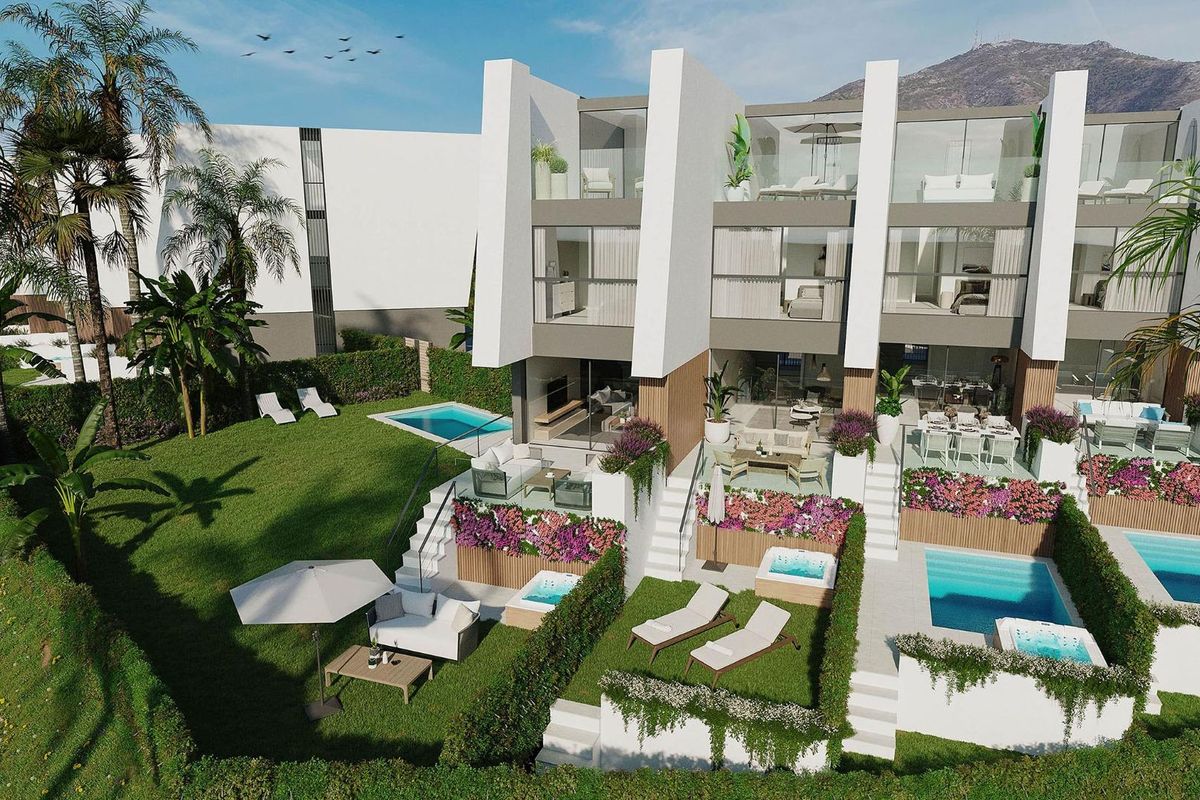 Perspectief van een 3-slaapkamer townhouse in Fuengirola, met terrassen, zwembaden en groene ruimtes.
