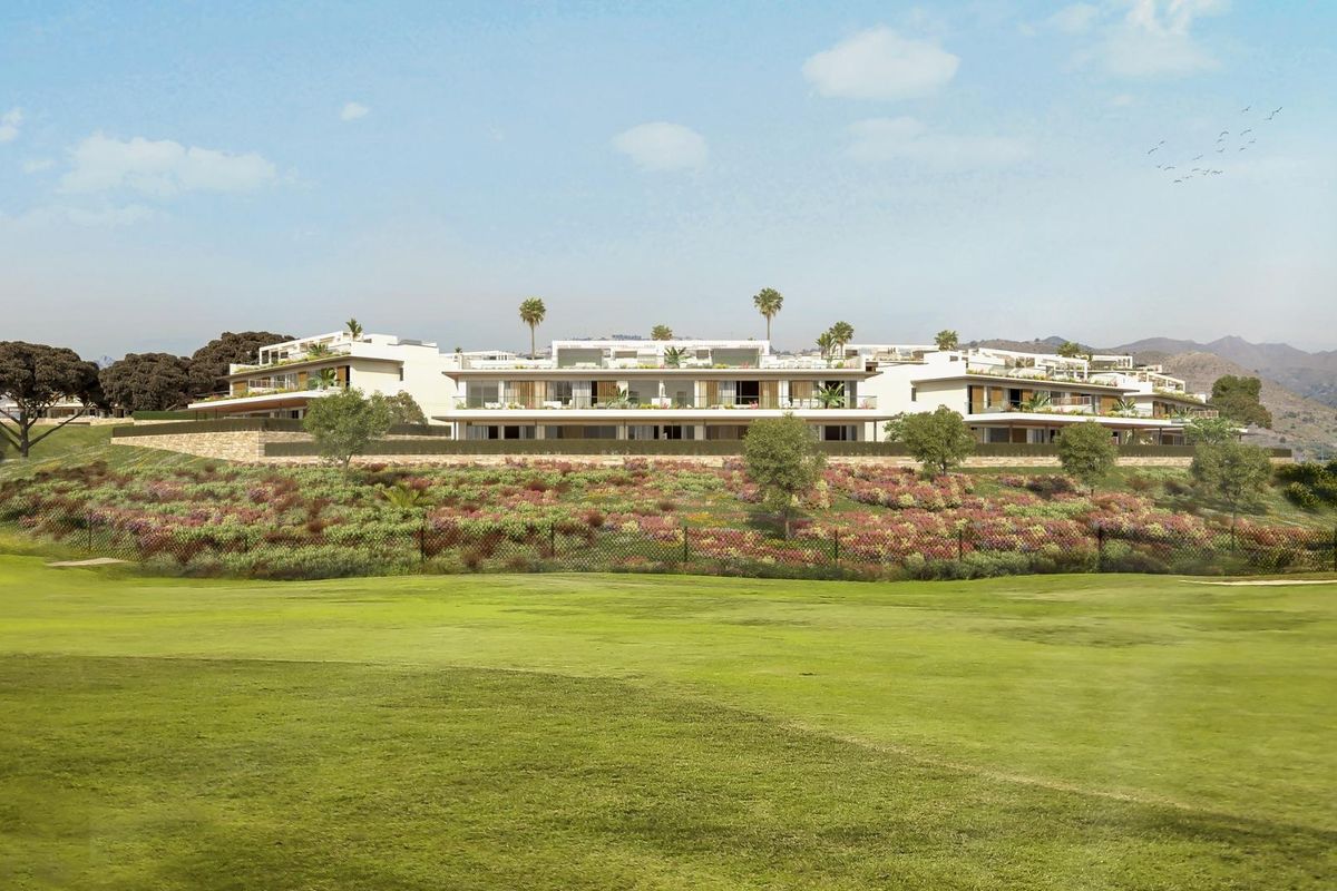 Bungalow gelegen in Marbella met mooie tuinen en omliggende groene ruimtes, met prachtige uitzichten op het landschap.