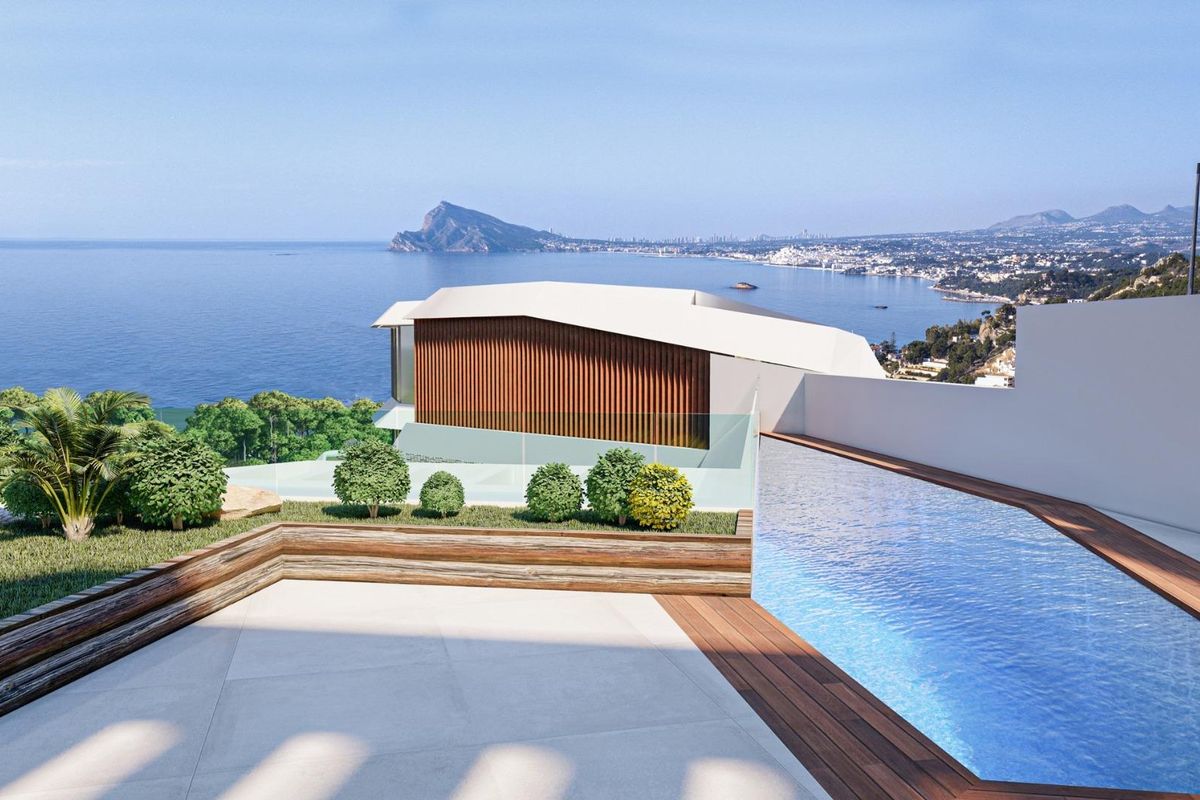 Prachtig uitzicht op de zee vanaf het infinity-zwembad van een moderne villa in Calpe, Costa Blanca.