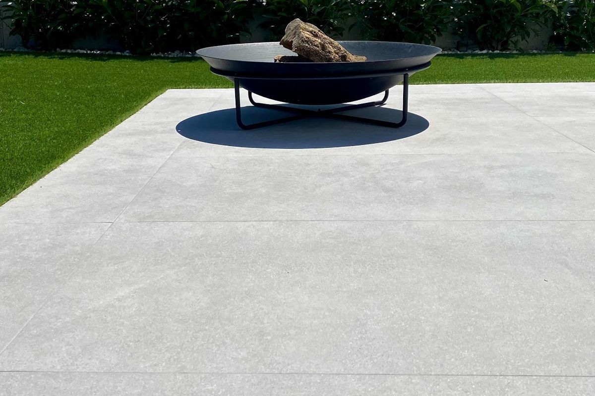 Vuurplaats in de tuin van de villa in Finestrat, perfect voor buitenevenementen.