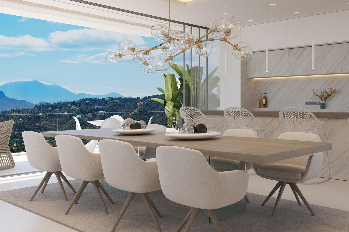 Stijlvolle eetkamer en keuken met prachtig uitzicht op de bergen, deel van een luxe villa in Benahavís.