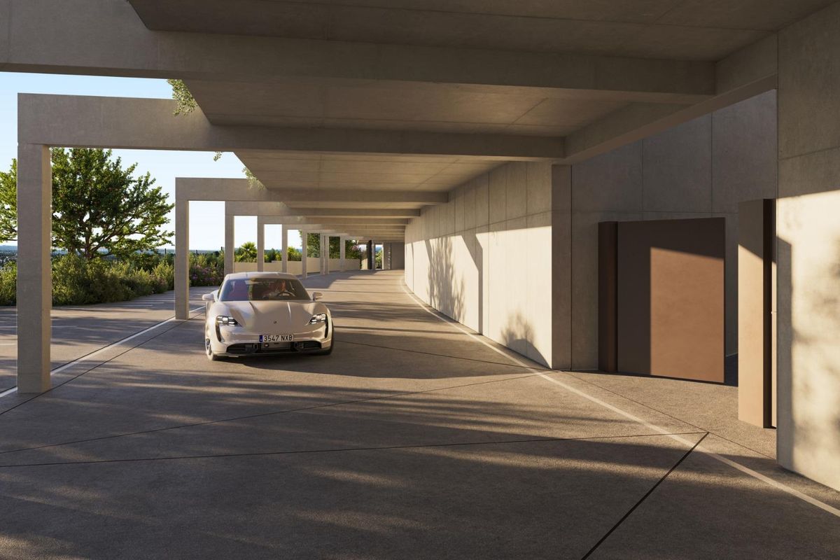 Contemporary garage-ingang met een slanke auto, omgeven door goed onderhouden landscaping in Marbella, Costa del Sol.