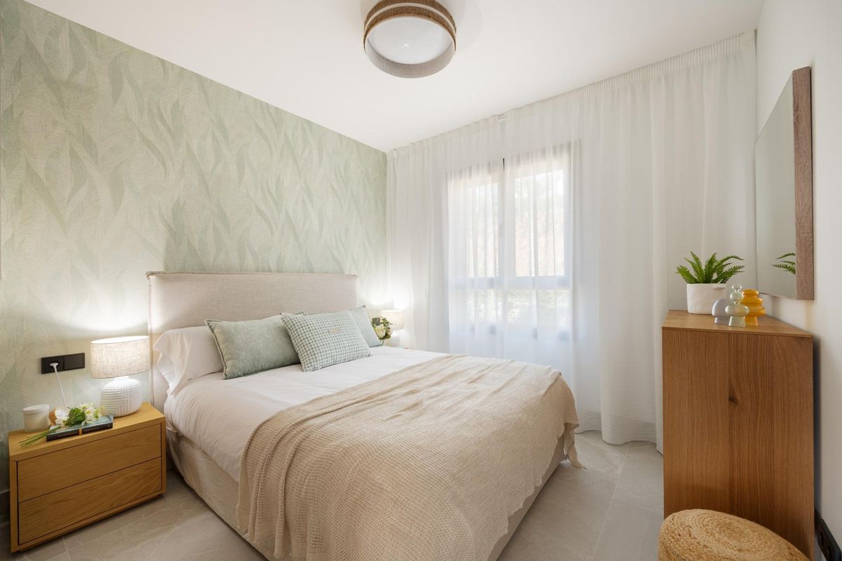 Serene gastenkamer met zachte tinten en natuurlijk licht in een herenhuis in Istán, Costa del Sol.