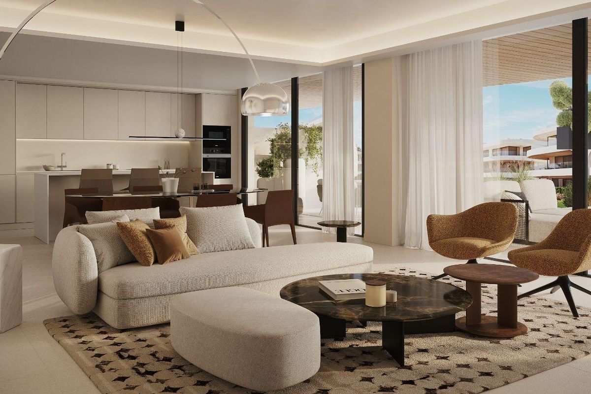 Ruime woonkamer met moderne meubels in een begane grond appartement in Estepona, Costa del Sol.