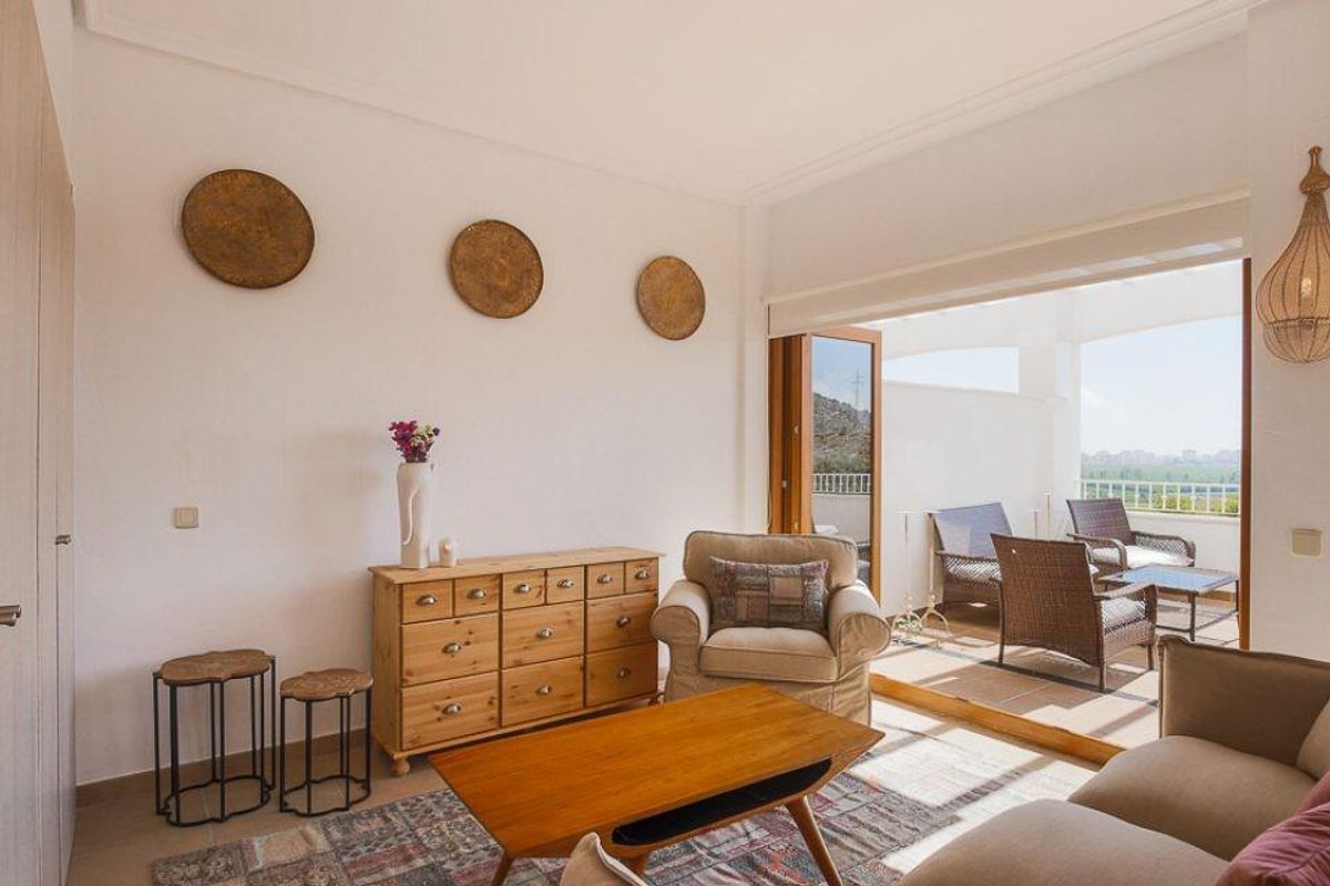 Heldere woonkamer met natuurlijk licht en uitzicht, met een comfortabele zithoek in Xeresa.