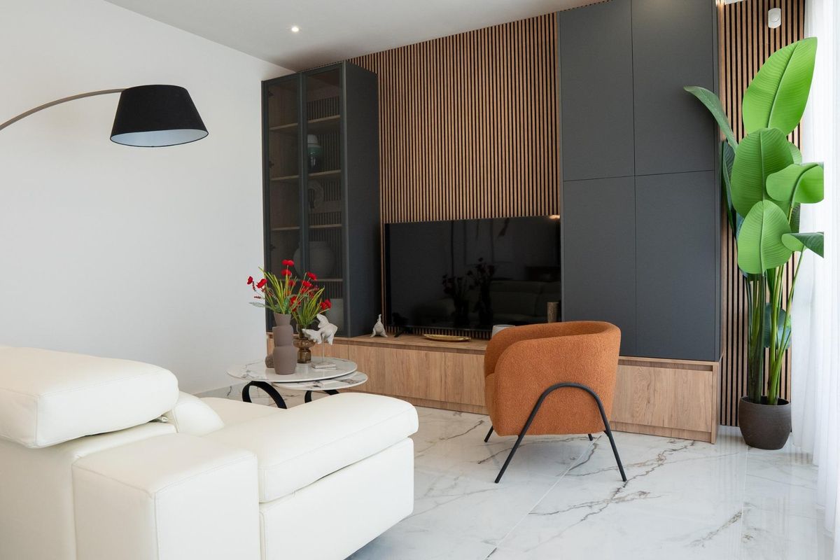 Gezellige woonkamer met een stijlvolle TV-eenheid en kamerplanten in een villa in Ciudad Quesada.