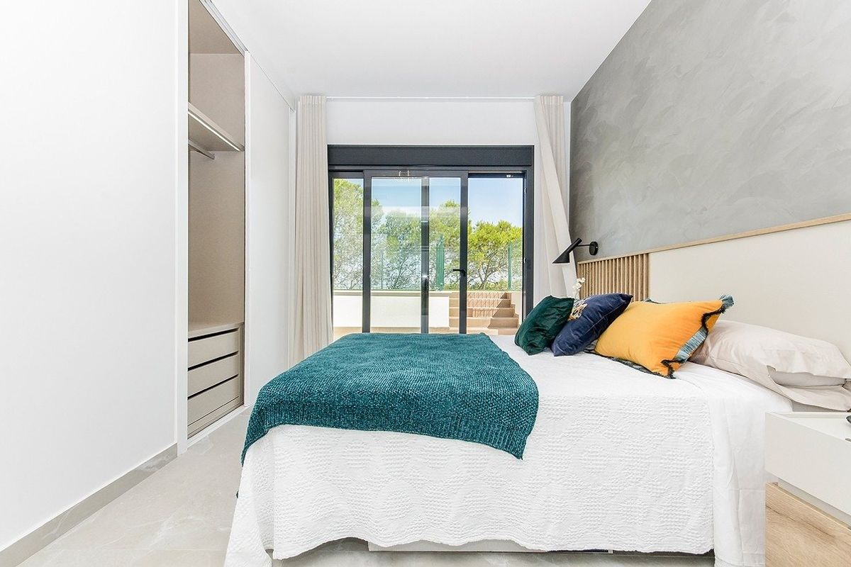 Gezellige slaapkamer met een groot raam, modern design en uitzicht op de tuin in een 3-slaapkamer bungalow in San Miguel.