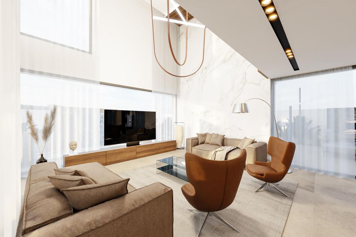 Stijlvolle woonkamer met hoge plafonds en veel natuurlijk licht in de villa, Orihuela Costa.