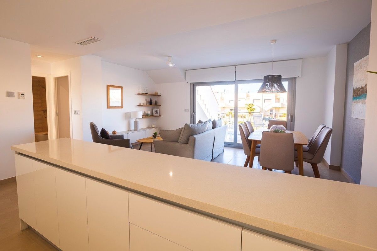 Heldere keuken en eetruimte met moderne apparatuur in een 2-slaapkamer bungalow in Orihuela, Spanje.