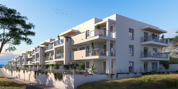 Moderne 3-slaapkamer appartement gebouw in Benalmádena, Costa del Sol, met meerdere terrassen en groen.